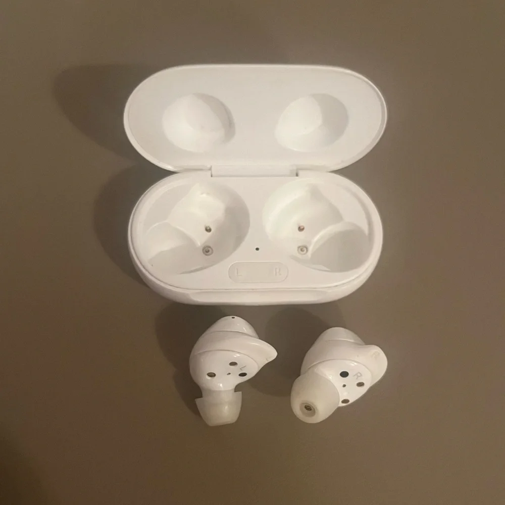 Samsung White Earbuds Charging Case
